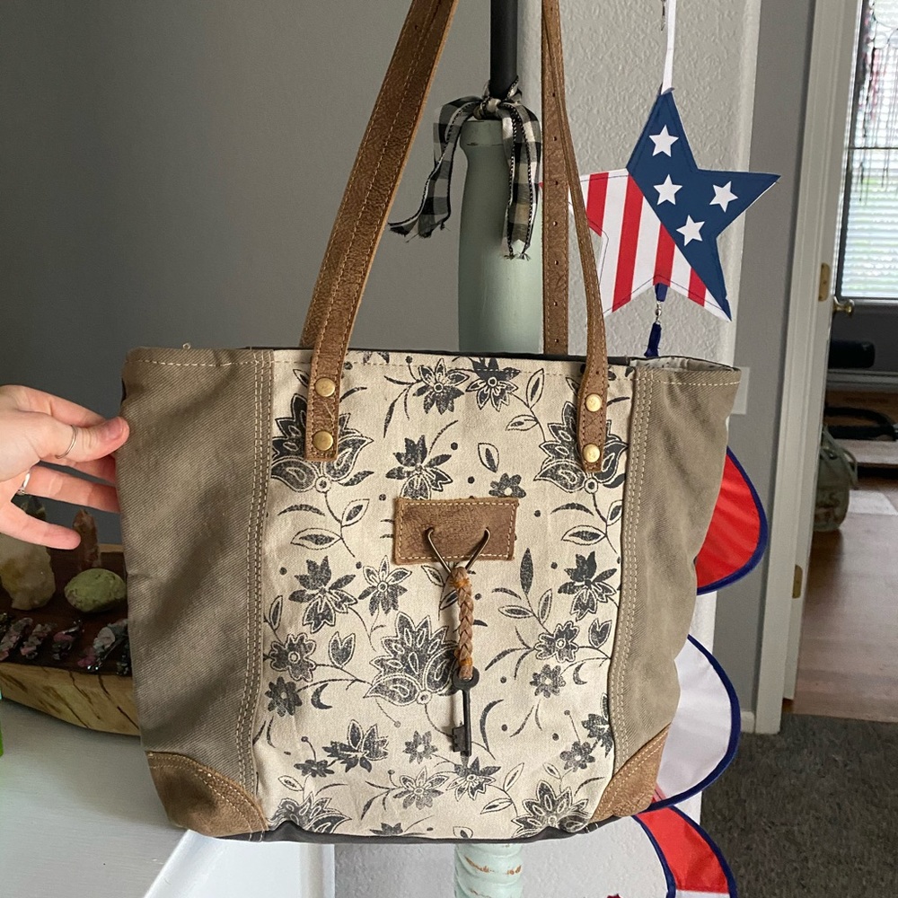 Myra purse/bag with accent key 😍